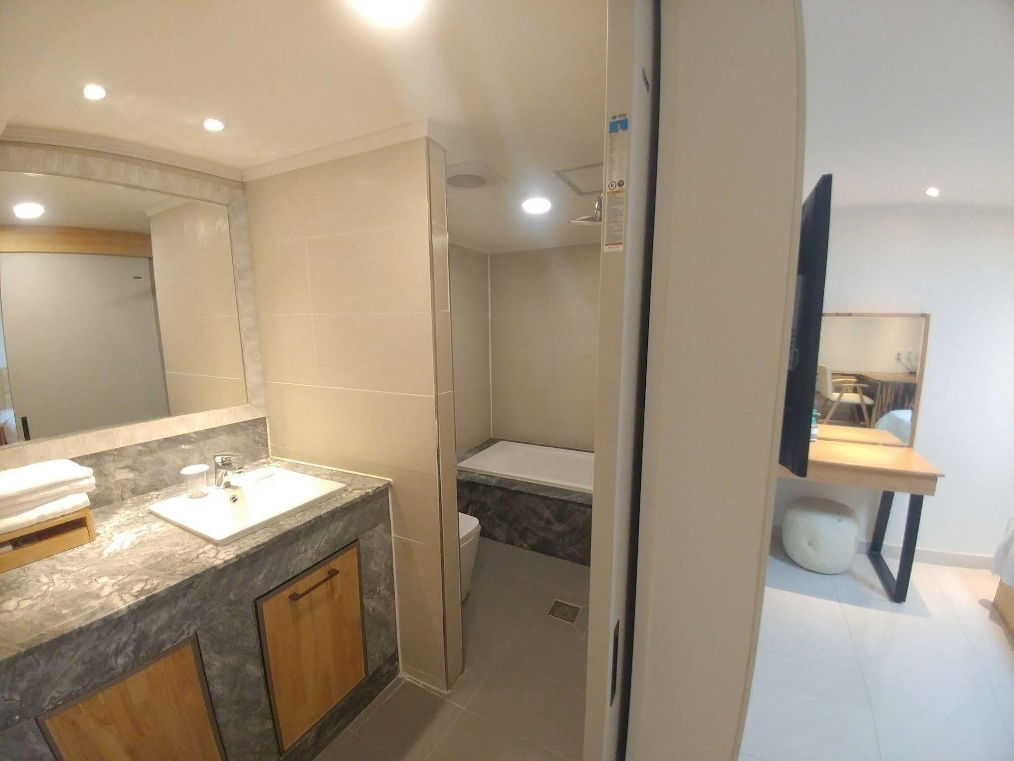 I.Y Hotel Σουγόν Εξωτερικό φωτογραφία