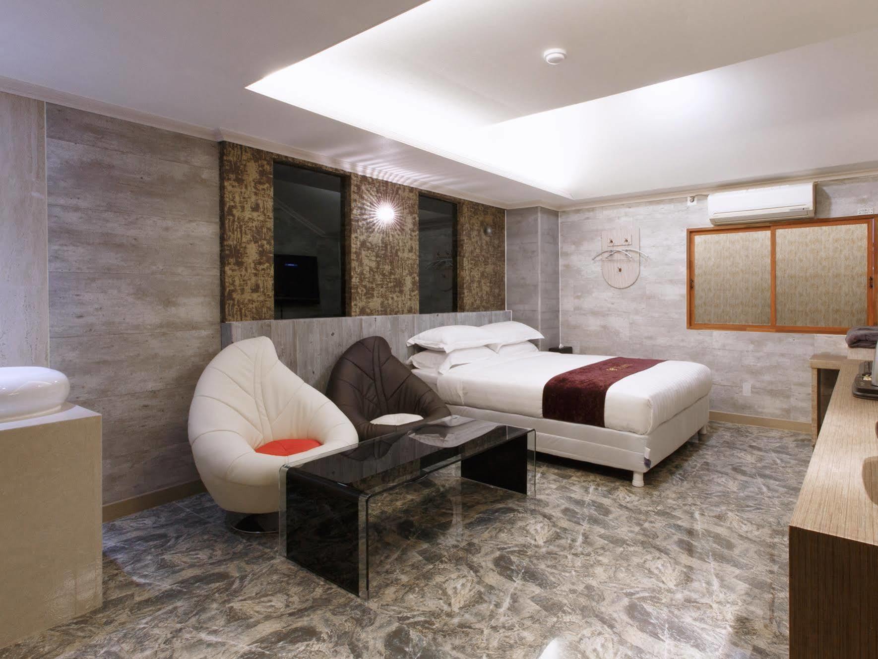 I.Y Hotel Σουγόν Εξωτερικό φωτογραφία