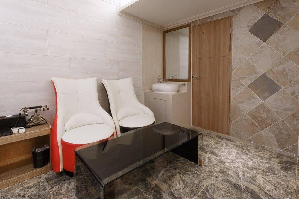 I.Y Hotel Σουγόν Εξωτερικό φωτογραφία