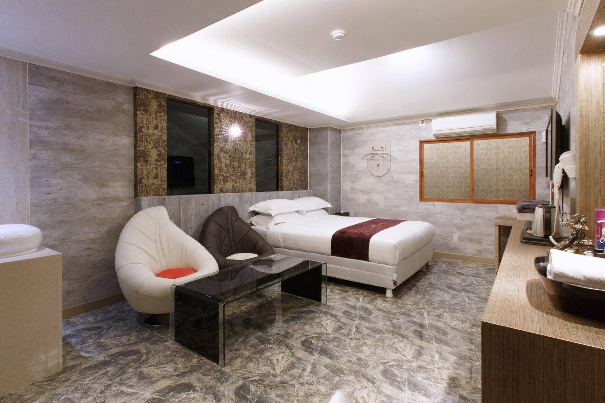 I.Y Hotel Σουγόν Εξωτερικό φωτογραφία