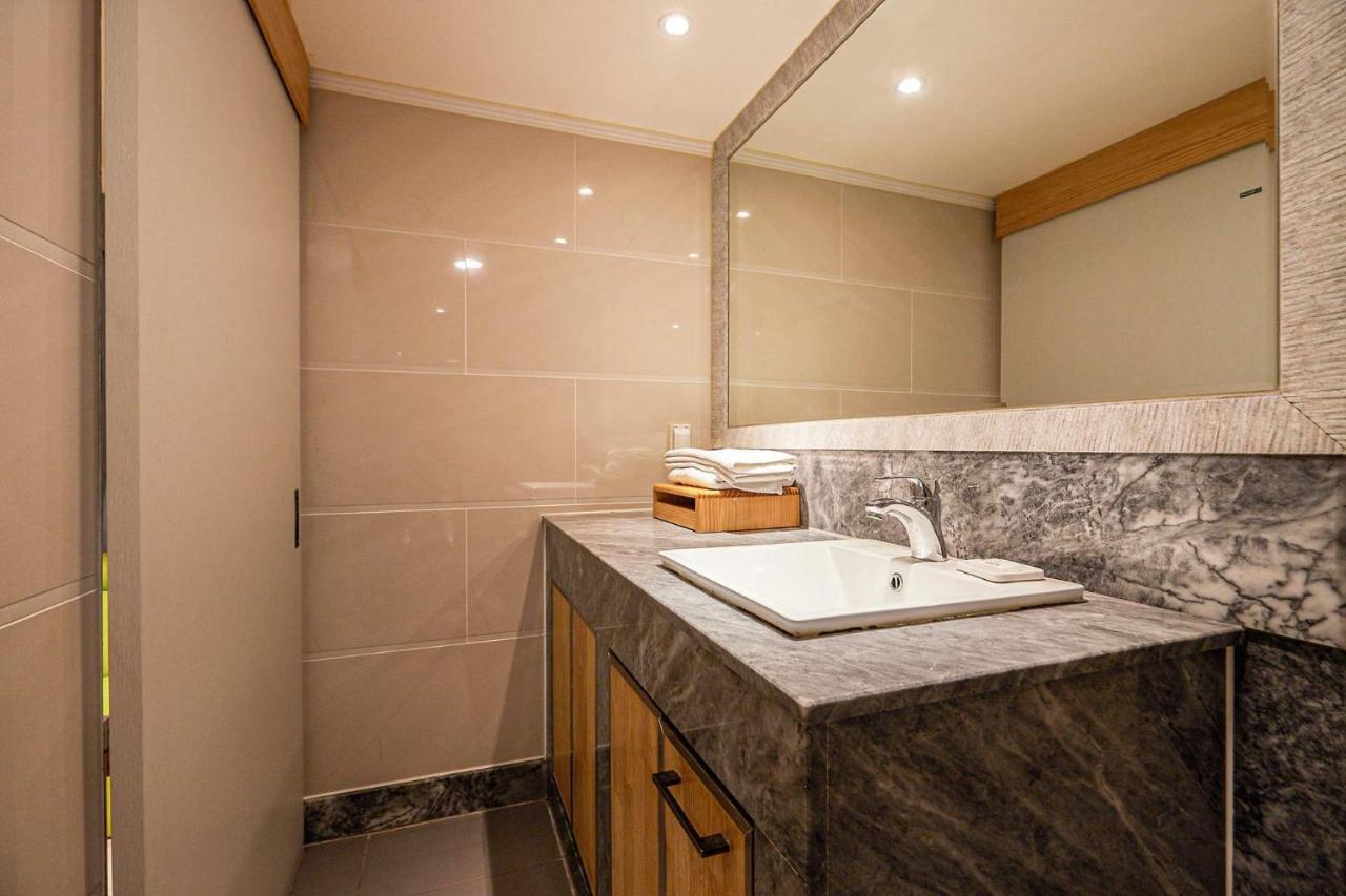 I.Y Hotel Σουγόν Εξωτερικό φωτογραφία
